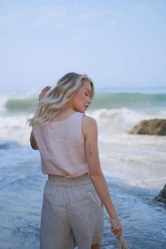 sandara, women linen shorts, high waisted shorts, flax shorts, made in USA, summer shorts, beach shorts, work shots, minimalist shorts, minimalist wardrobe, weekend outfit, holiday outfit, eco friendly clothes, ethical clothes, sustainable fashion, classical shorts, sustainable shorts, bermuda shorts women, home shorts