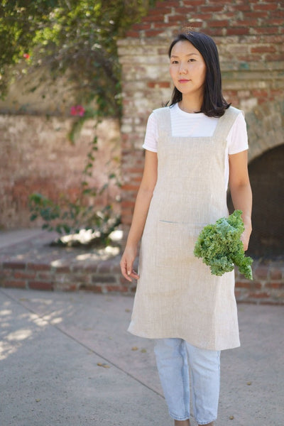 linen apron, linen japanese apron, sustainable apron, japanese apron, linen apron pockets, apron for painting, art apron for women, gardening apron, cooking apron women, kitchen apron in USA, japanese apron USA, hostess gift, sandara, sustainable gift, eco friendly gift for her, gift for her, pinafore apron